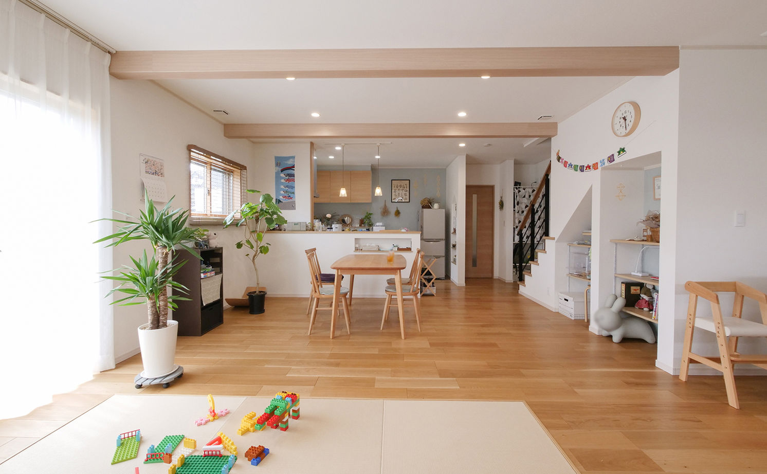 アイダ設計 【間取り図有/30帖超のLDK/ウッドデッキ/40坪台/回遊動線】木のぬくもりと開放感を実現したZEH住宅の建築実例画像4