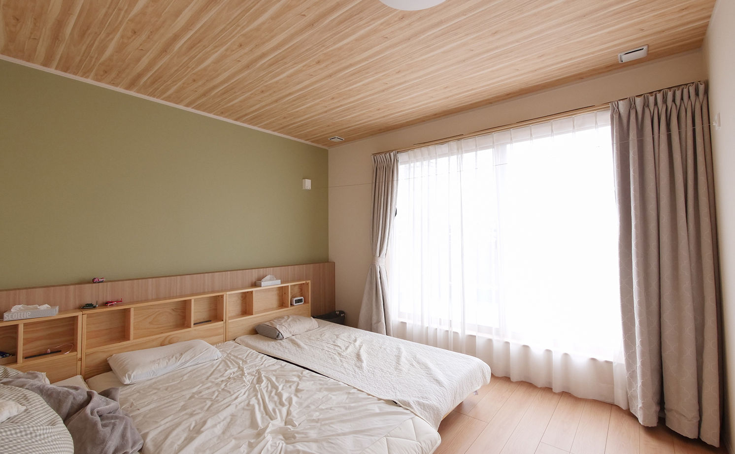 アイダ設計 【間取り図有/30帖超のLDK/ウッドデッキ/40坪台/回遊動線】木のぬくもりと開放感を実現したZEH住宅の建築実例画像14