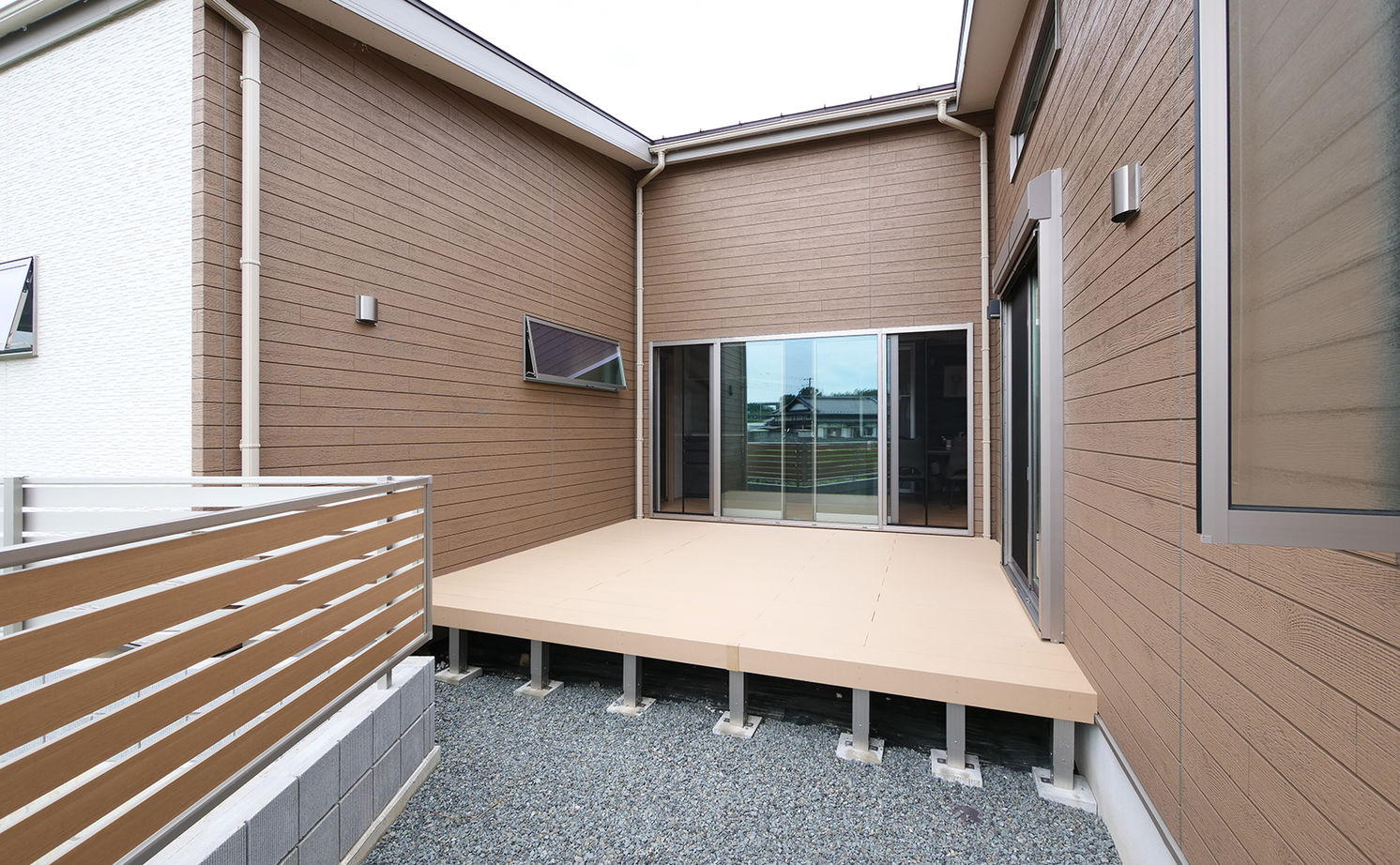 アイダ設計 【間取り図有/回遊動線/30坪台/ウッドデッキ/自由設計】個性的なデザインと暮らしやすさを両立した平屋の家の建築実例画像2