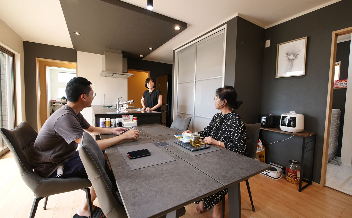 アイダ設計 【間取り図有/回遊動線/30坪台/ウッドデッキ/自由設計】個性的なデザインと暮らしやすさを両立した平屋の家の建築実例画像3