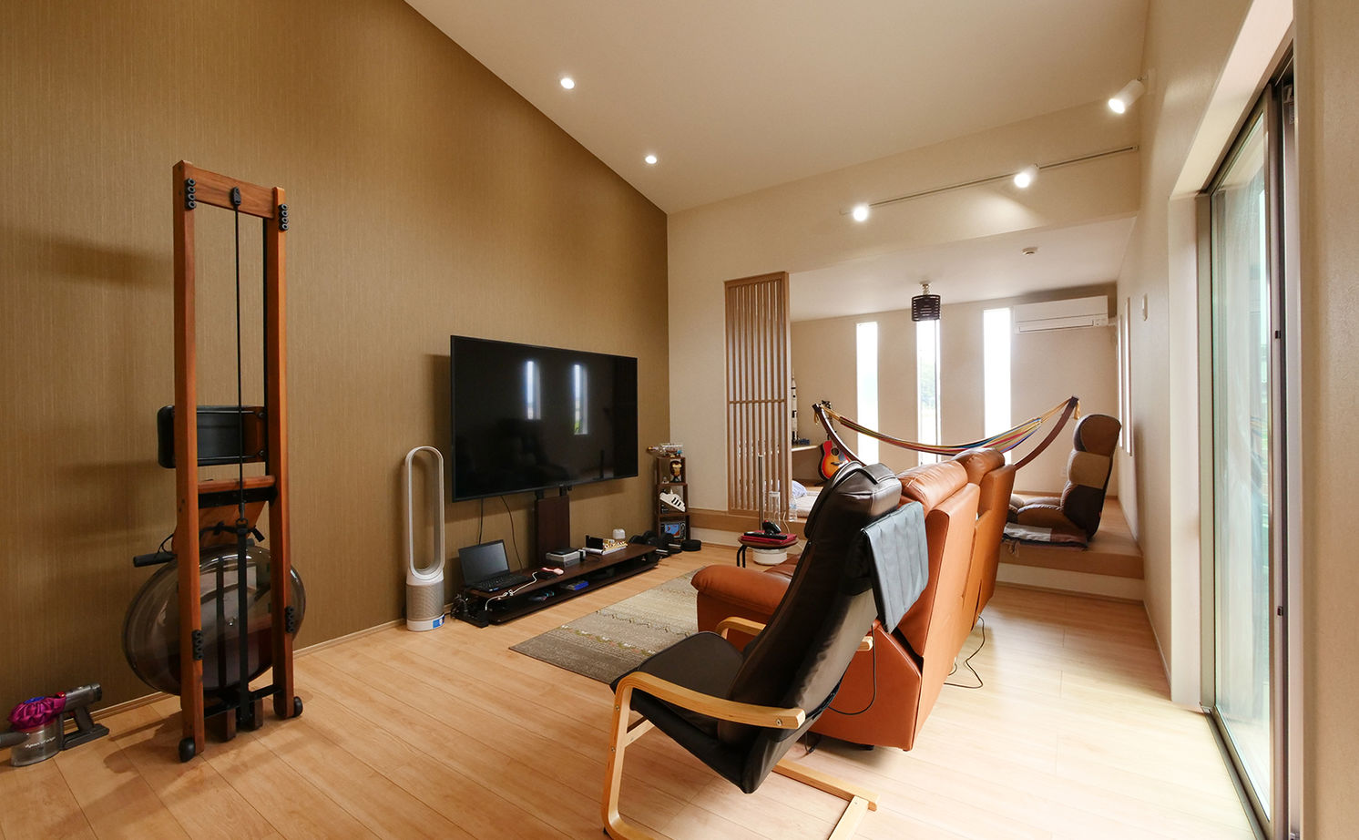 アイダ設計 【間取り図有/回遊動線/30坪台/ウッドデッキ/自由設計】個性的なデザインと暮らしやすさを両立した平屋の家の建築実例画像4