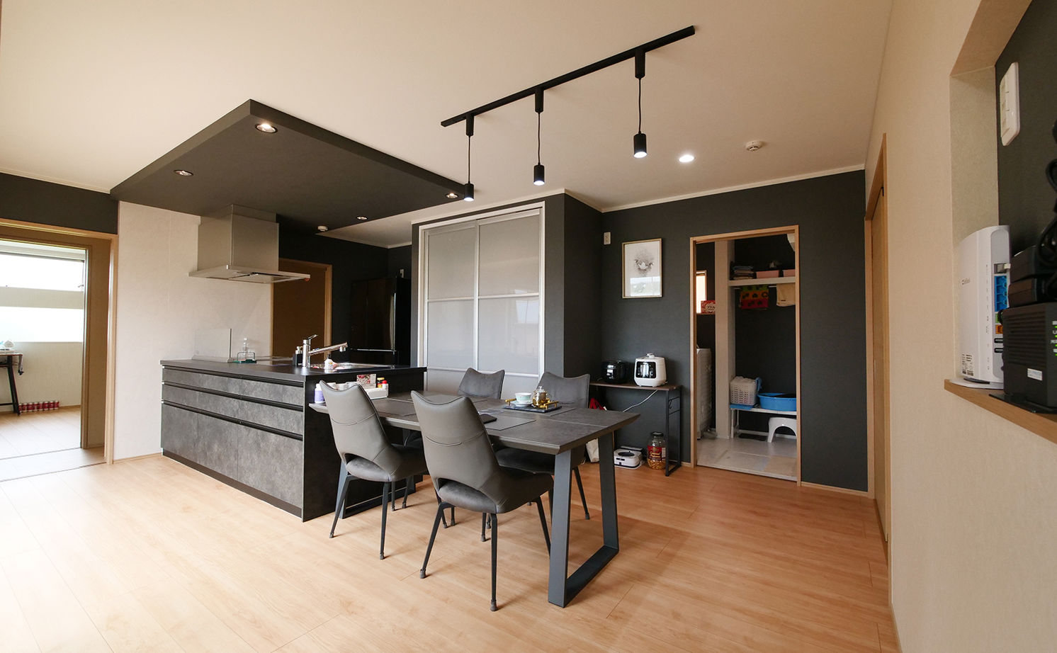 アイダ設計 【間取り図有/回遊動線/30坪台/ウッドデッキ/自由設計】個性的なデザインと暮らしやすさを両立した平屋の家の建築実例画像7