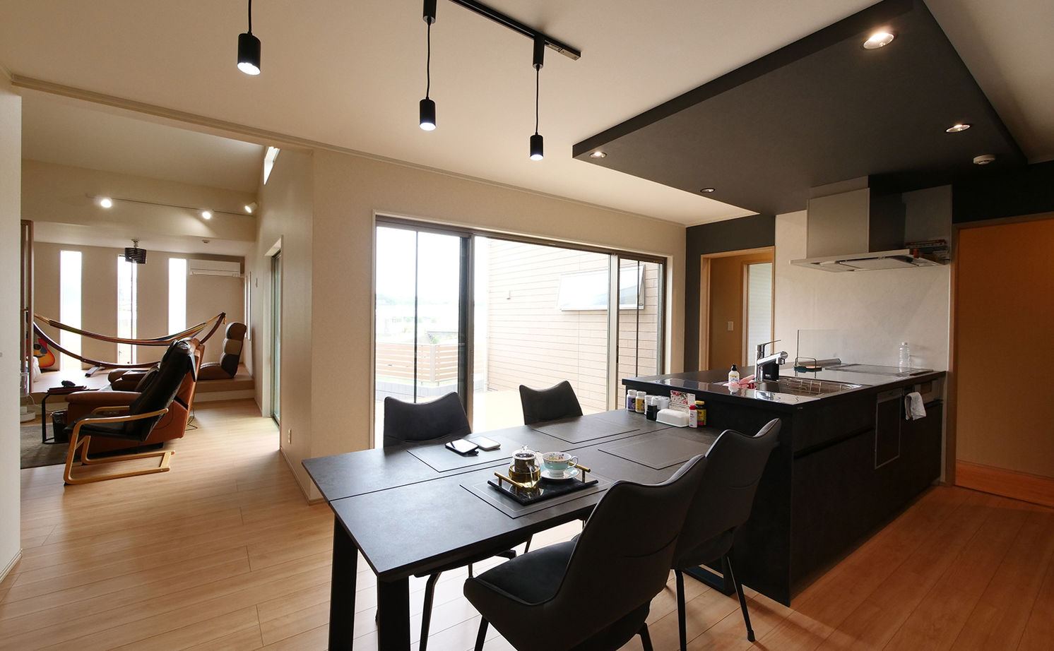 アイダ設計 【間取り図有/回遊動線/30坪台/ウッドデッキ/自由設計】個性的なデザインと暮らしやすさを両立した平屋の家の建築実例画像8