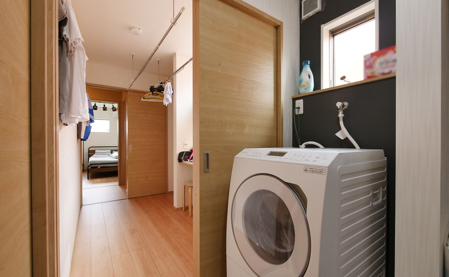 アイダ設計 【間取り図有/回遊動線/30坪台/ウッドデッキ/自由設計】個性的なデザインと暮らしやすさを両立した平屋の家の建築実例画像10