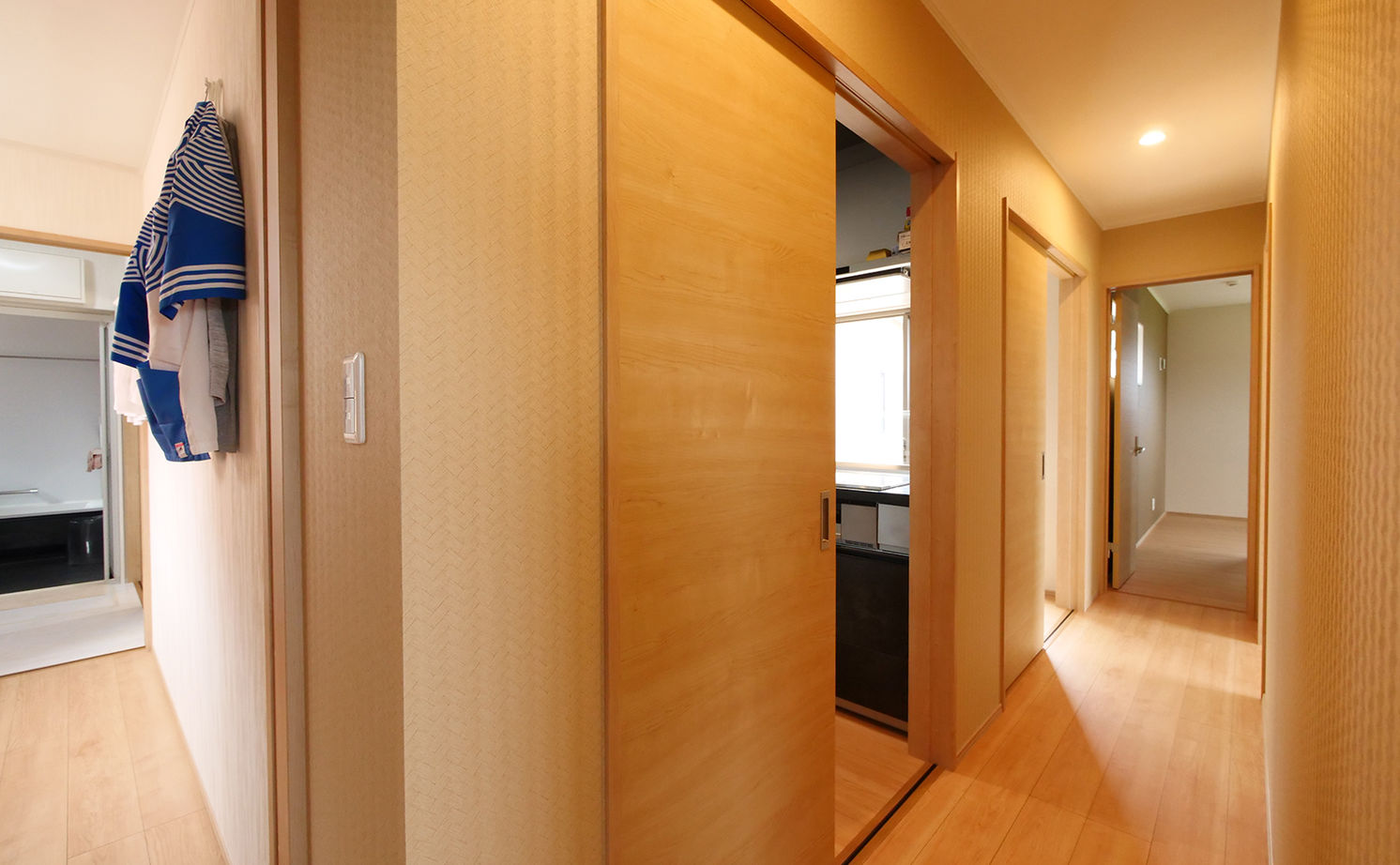 アイダ設計 【間取り図有/回遊動線/30坪台/ウッドデッキ/自由設計】個性的なデザインと暮らしやすさを両立した平屋の家の建築実例画像14