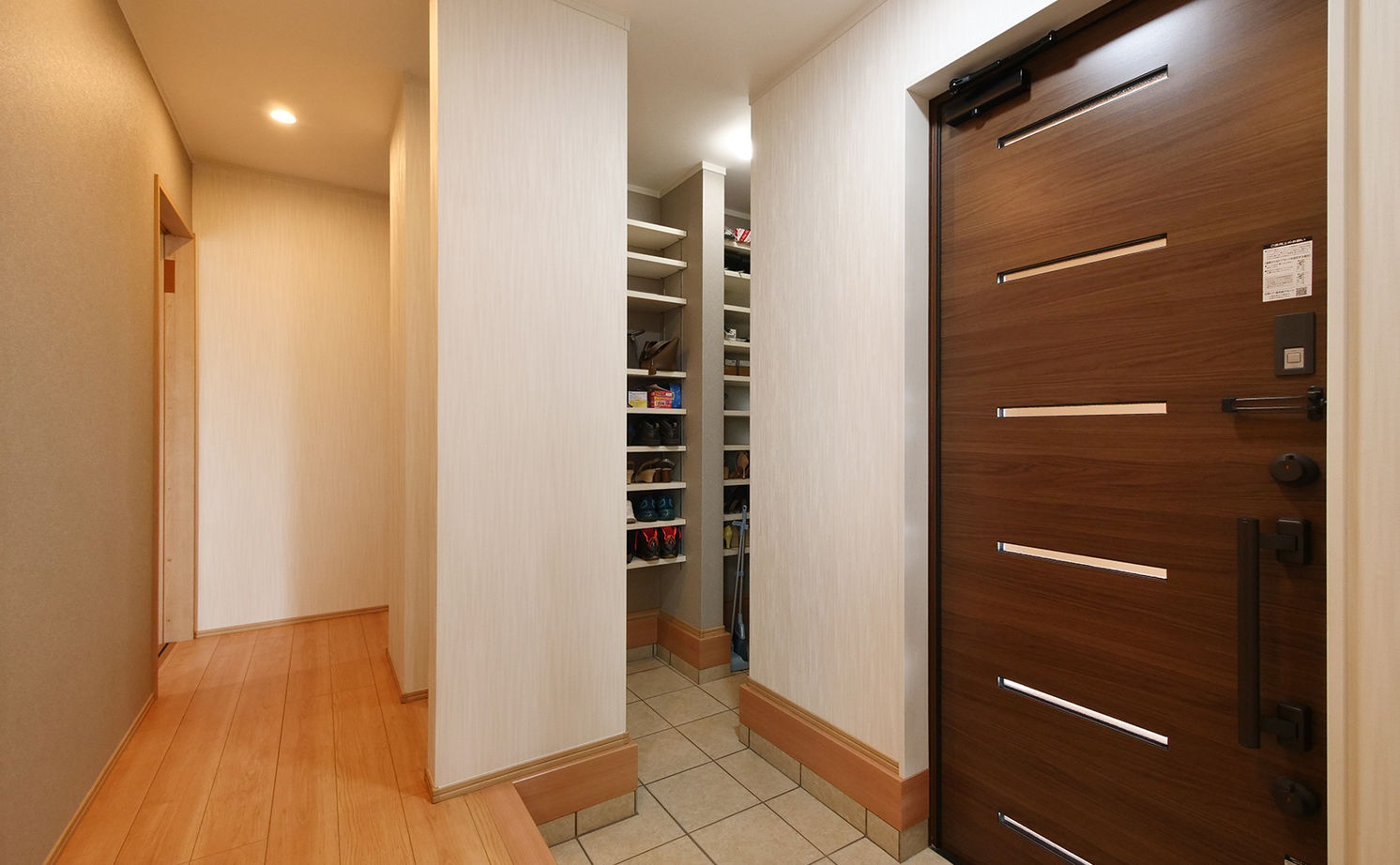 アイダ設計 【間取り図有/回遊動線/30坪台/ウッドデッキ/自由設計】個性的なデザインと暮らしやすさを両立した平屋の家の建築実例画像15