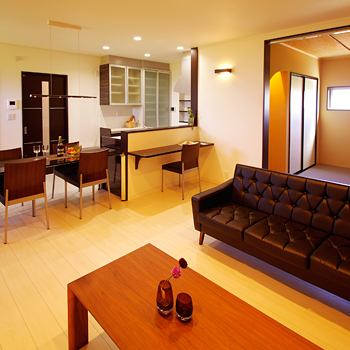 ハウスジャパン 【2000万円台｜間取り図有｜バイクガレージ】風景に映える白黒の家！バイクガレージで趣味も充実の建築実例画像2