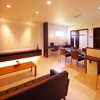 ハウスジャパン 【2000万円台｜間取り図有｜バイクガレージ】風景に映える白黒の家！バイクガレージで趣味も充実の建築実例画像3