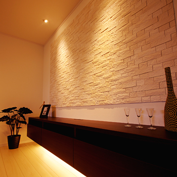 ハウスジャパン 【2000万円台｜間取り図有｜バイクガレージ】風景に映える白黒の家！バイクガレージで趣味も充実の建築実例画像4