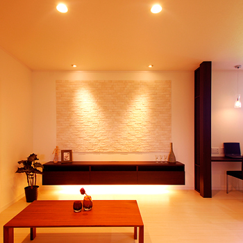 ハウスジャパン 【2000万円台｜間取り図有｜バイクガレージ】風景に映える白黒の家！バイクガレージで趣味も充実の建築実例画像5