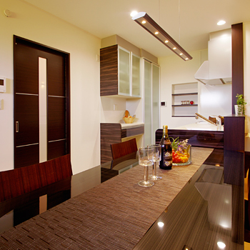 ハウスジャパン 【2000万円台｜間取り図有｜バイクガレージ】風景に映える白黒の家！バイクガレージで趣味も充実の建築実例画像6