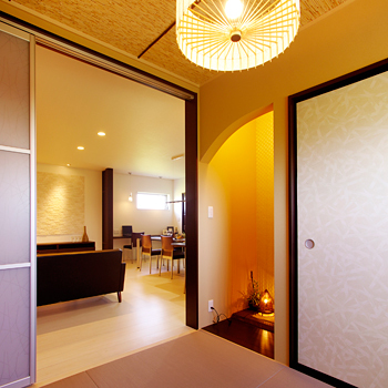 ハウスジャパン 【2000万円台｜間取り図有｜バイクガレージ】風景に映える白黒の家！バイクガレージで趣味も充実の建築実例画像8