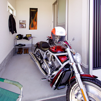 ハウスジャパン 【2000万円台｜間取り図有｜バイクガレージ】風景に映える白黒の家！バイクガレージで趣味も充実の建築実例画像9