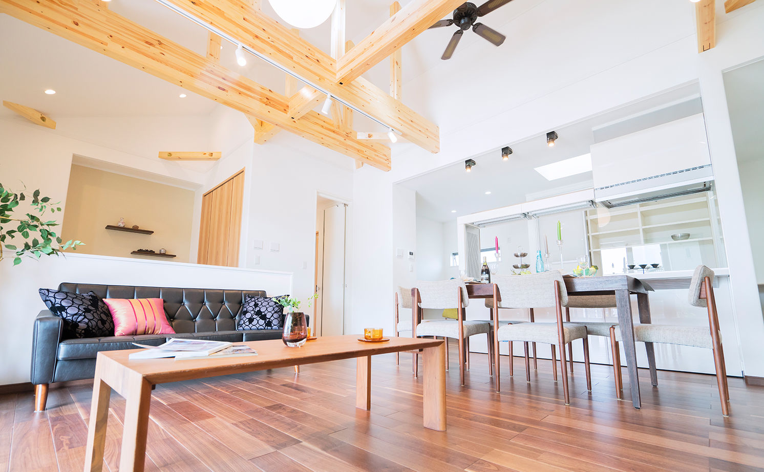 ハウスジャパン 【間取り図有｜平屋｜ビルトインガレージ】平屋の魅力発見！家事ラクで便利な住まいを提案の建築実例画像2