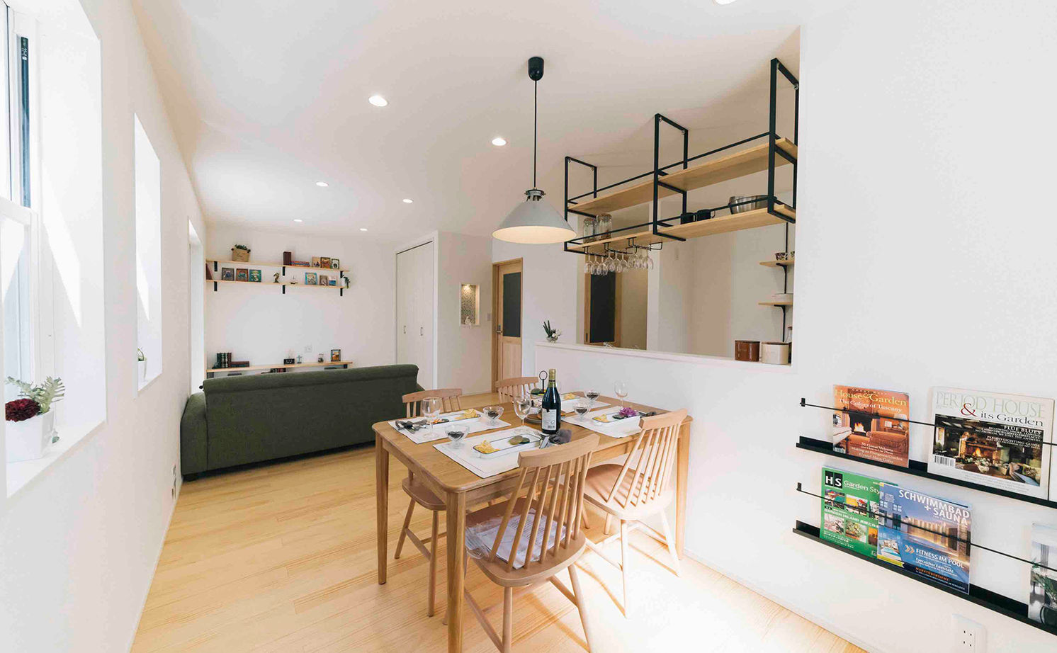 ハウスジャパン 【本体価格1690万円|間取り図有|ナチュラル|30坪】おしゃれな見せる収納！無垢材のあたたかい家の建築実例画像2