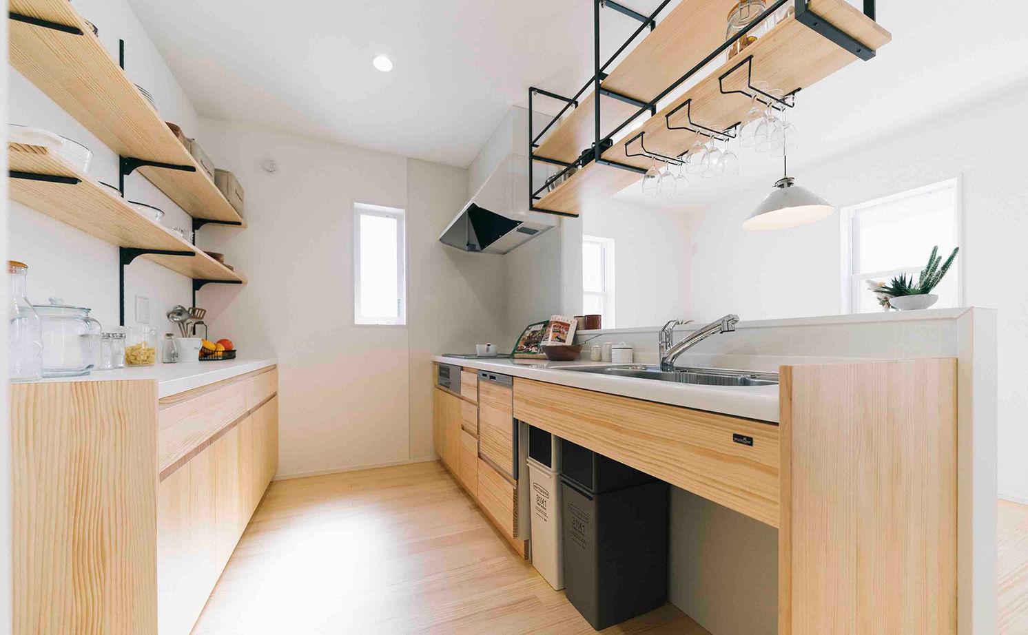 ハウスジャパン 【本体価格1690万円|間取り図有|ナチュラル|30坪】おしゃれな見せる収納！無垢材のあたたかい家の建築実例画像4