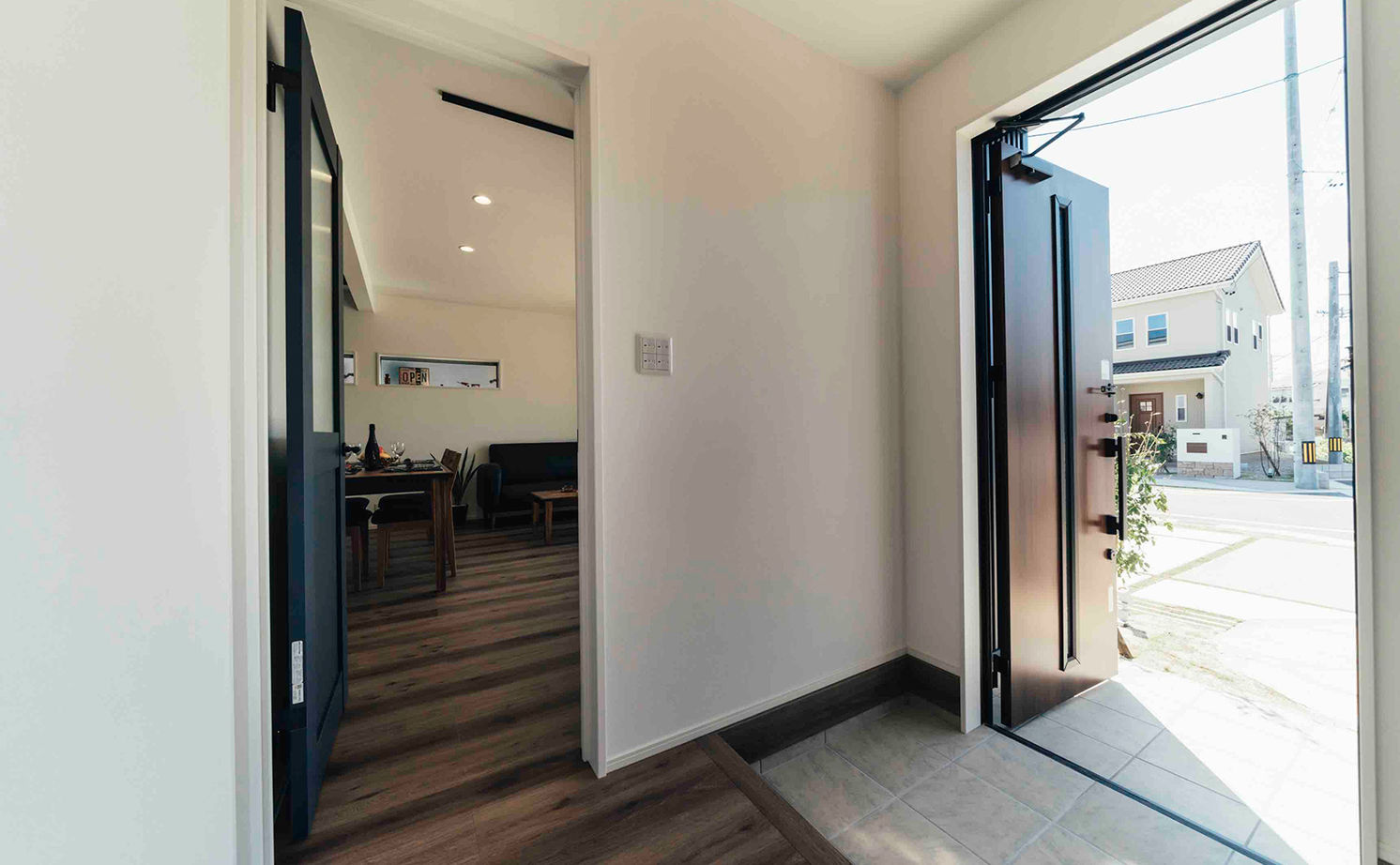 ハウスジャパン 【本体価格1640万円|間取り図有|ヴィンテージ|30坪】個性豊かなタイルのキューブ型おしゃれな家の建築実例画像5