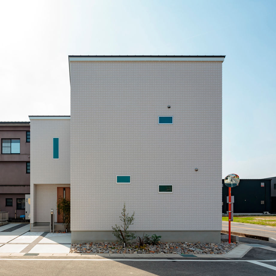 ハウスジャパン 【2000万円台|シンプルモダン|ウッドデッキ】プライバシー重視のオシャレなアウトドアリビングの建築実例画像1