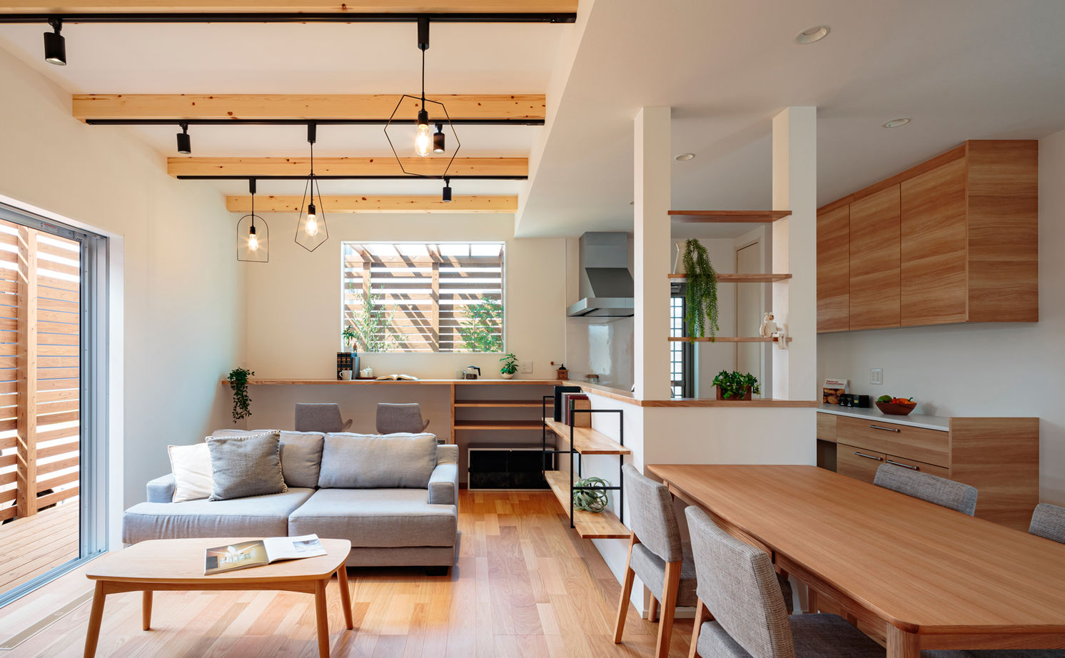 ハウスジャパン 【2000万円台|シンプルモダン|ウッドデッキ】プライバシー重視のオシャレなアウトドアリビングの建築実例画像2