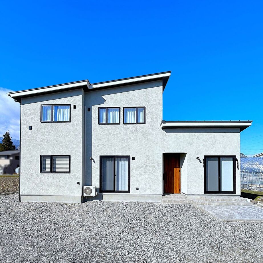 スマイルハウス／松本・安曇野・塩尻 【松本市/2000万円台/4LDK+S】塗り壁のナチュラルな風合いが特徴の家の建築実例画像2