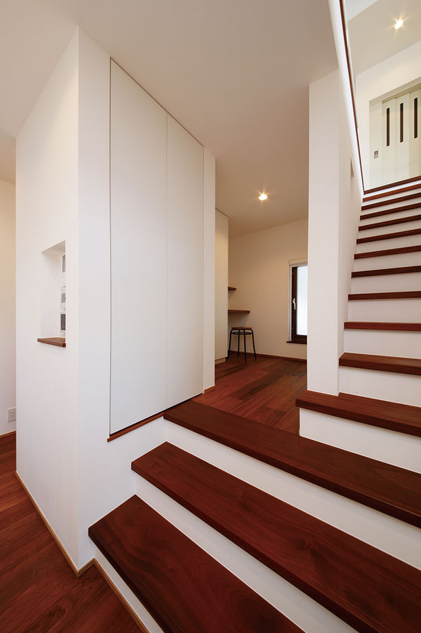 山下建設 【3000万円台/ビルトインガレージ/太陽光発電/湘南暮らし】吹き抜けと大空間リビングがこだわりの住まいの建築実例画像9