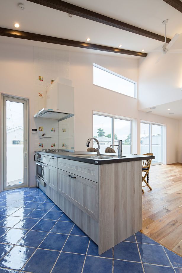 山下建設 【ビルドインガレージ/リゾート風/ホテルライク】子育てもお洒落も両方取り　真っ白なガレージ付ハウスの建築実例画像2