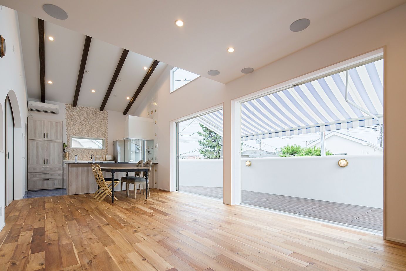 山下建設 【ビルドインガレージ/リゾート風/ホテルライク】子育てもお洒落も両方取り　真っ白なガレージ付ハウスの建築実例画像3