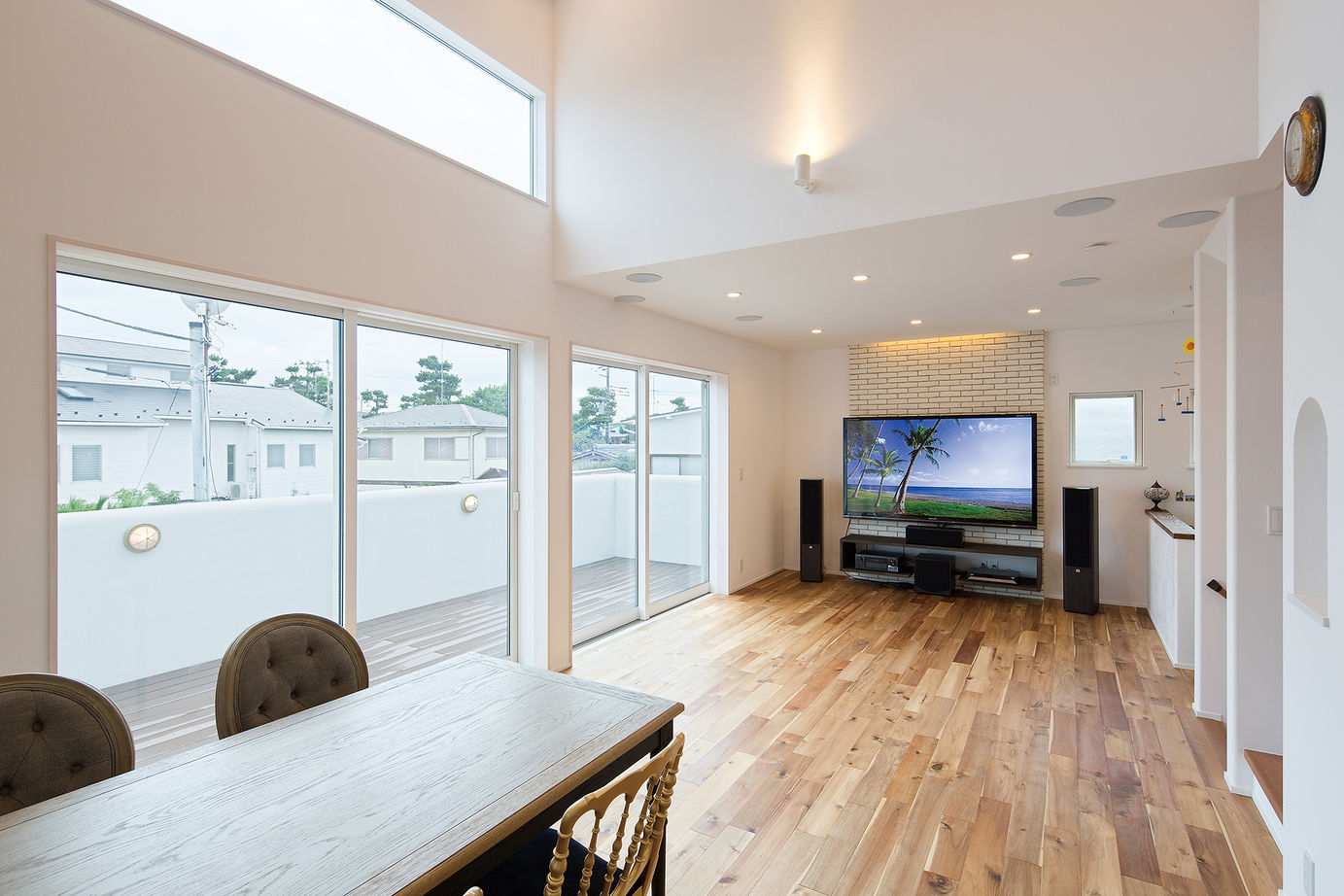 山下建設 【ビルドインガレージ/リゾート風/ホテルライク】子育てもお洒落も両方取り　真っ白なガレージ付ハウスの建築実例画像4