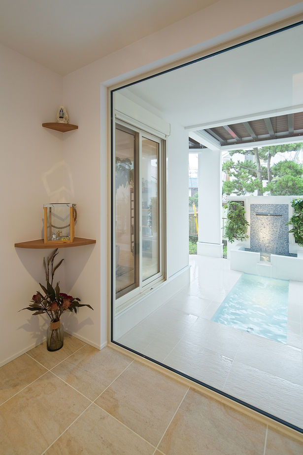 山下建設 【ビルドインガレージ/リゾート風/ホテルライク】子育てもお洒落も両方取り　真っ白なガレージ付ハウスの建築実例画像6