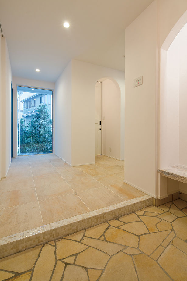 山下建設 【ビルドインガレージ/リゾート風/ホテルライク】子育てもお洒落も両方取り　真っ白なガレージ付ハウスの建築実例画像8