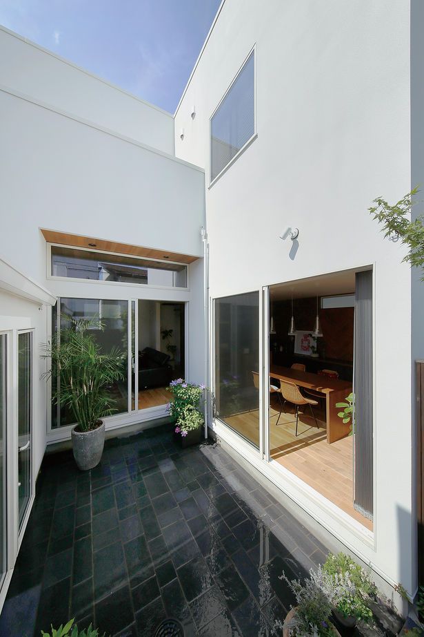 山下建設 【ビルトインガレージ/2000万円台/30坪台】2台の愛車と暮らす　中庭からの陽が心地よいナチュラルハウスの建築実例画像2