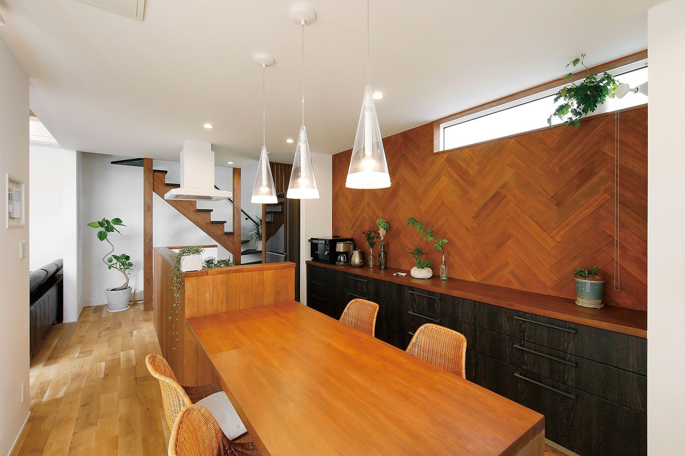 山下建設 【ビルトインガレージ/2000万円台/30坪台】2台の愛車と暮らす　中庭からの陽が心地よいナチュラルハウスの建築実例画像3