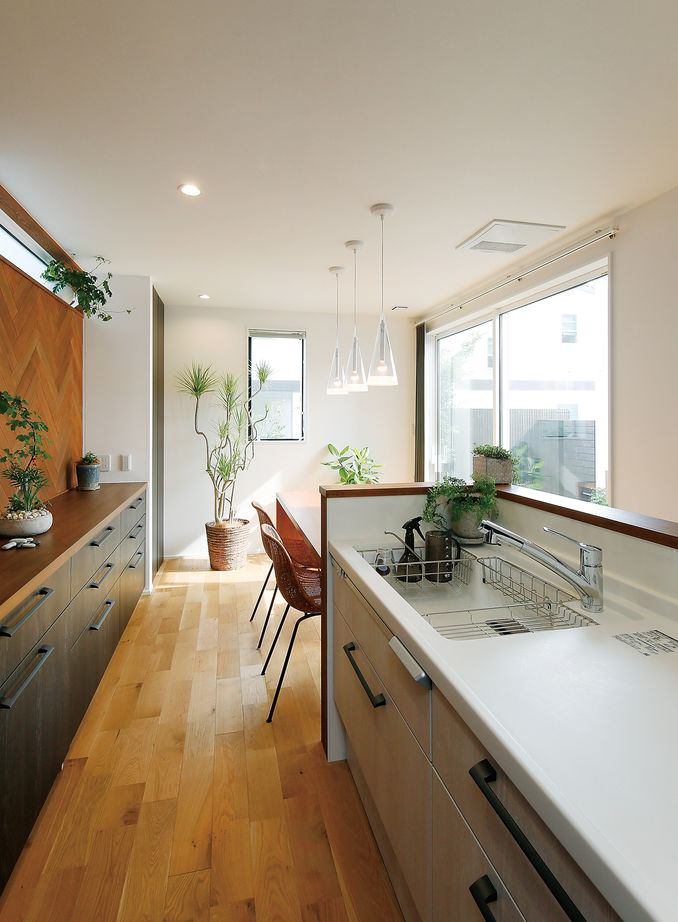 山下建設 【ビルトインガレージ/2000万円台/30坪台】2台の愛車と暮らす　中庭からの陽が心地よいナチュラルハウスの建築実例画像4