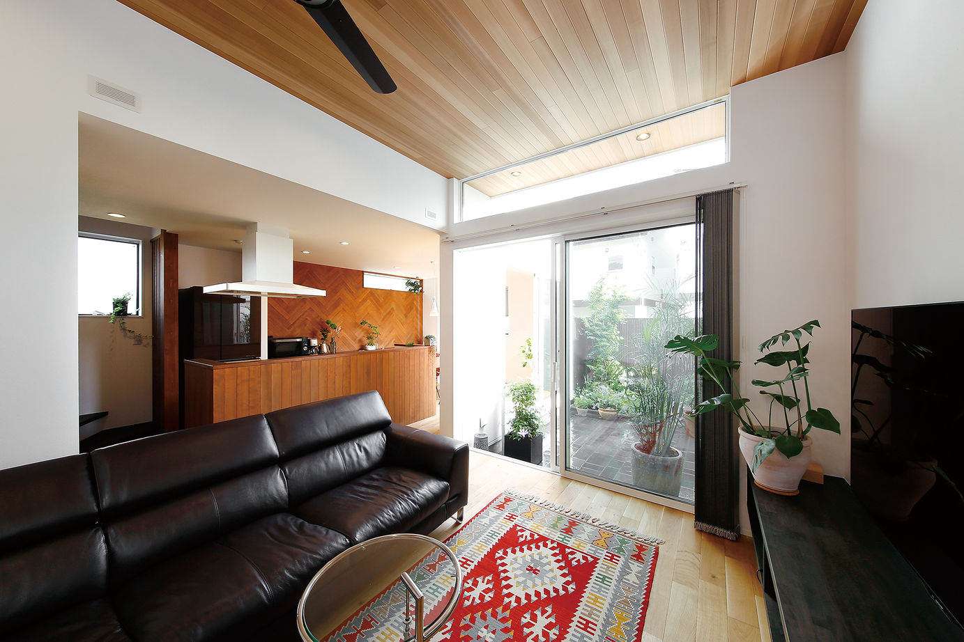 山下建設 【ビルトインガレージ/2000万円台/30坪台】2台の愛車と暮らす　中庭からの陽が心地よいナチュラルハウスの建築実例画像5