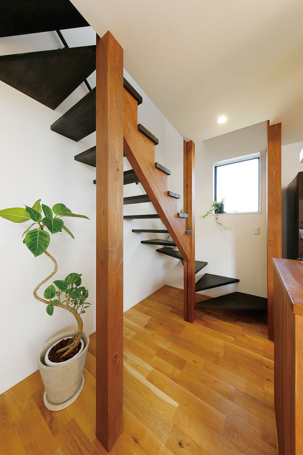 山下建設 【ビルトインガレージ/2000万円台/30坪台】2台の愛車と暮らす　中庭からの陽が心地よいナチュラルハウスの建築実例画像6