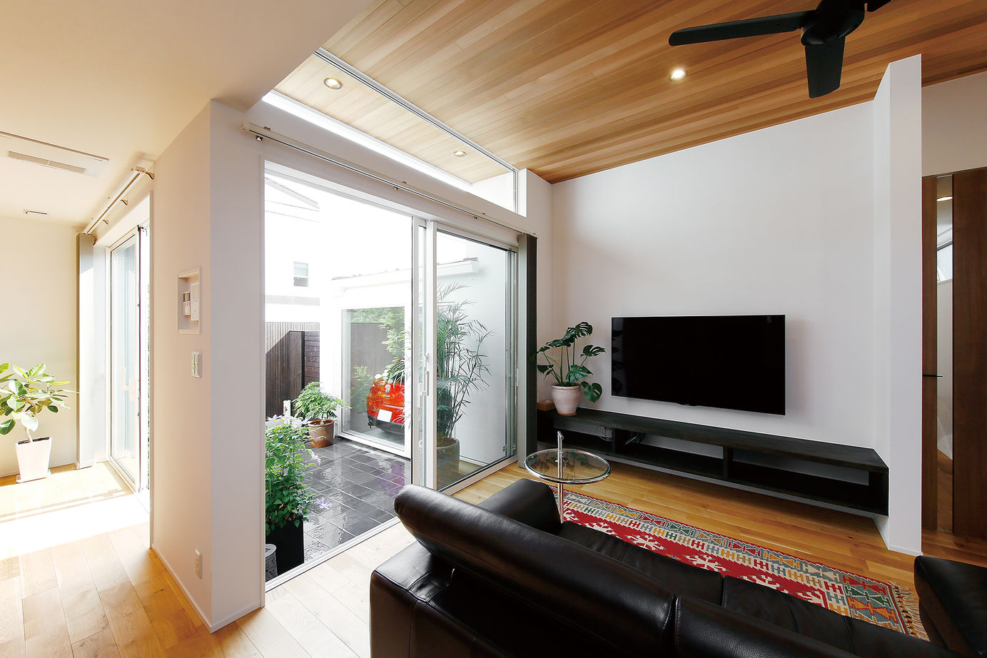 山下建設 【ビルトインガレージ/2000万円台/30坪台】2台の愛車と暮らす　中庭からの陽が心地よいナチュラルハウスの建築実例画像7