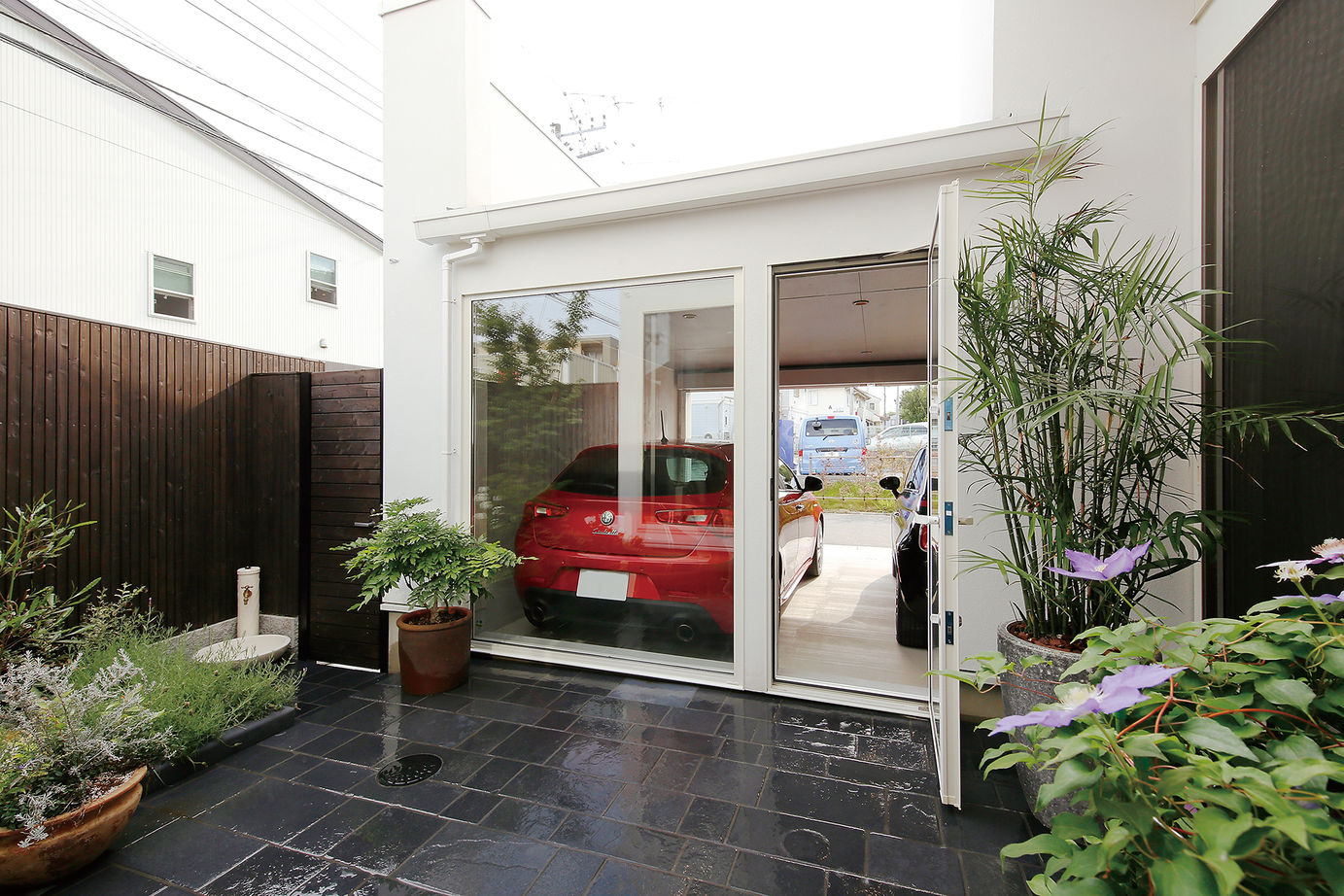 山下建設 【ビルトインガレージ/2000万円台/30坪台】2台の愛車と暮らす　中庭からの陽が心地よいナチュラルハウスの建築実例画像8