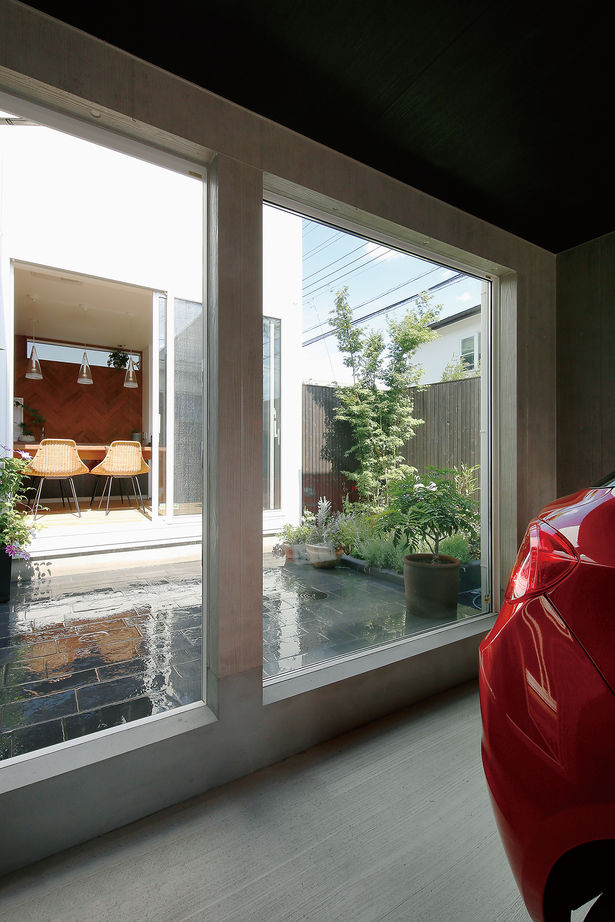 山下建設 【ビルトインガレージ/2000万円台/30坪台】2台の愛車と暮らす　中庭からの陽が心地よいナチュラルハウスの建築実例画像9