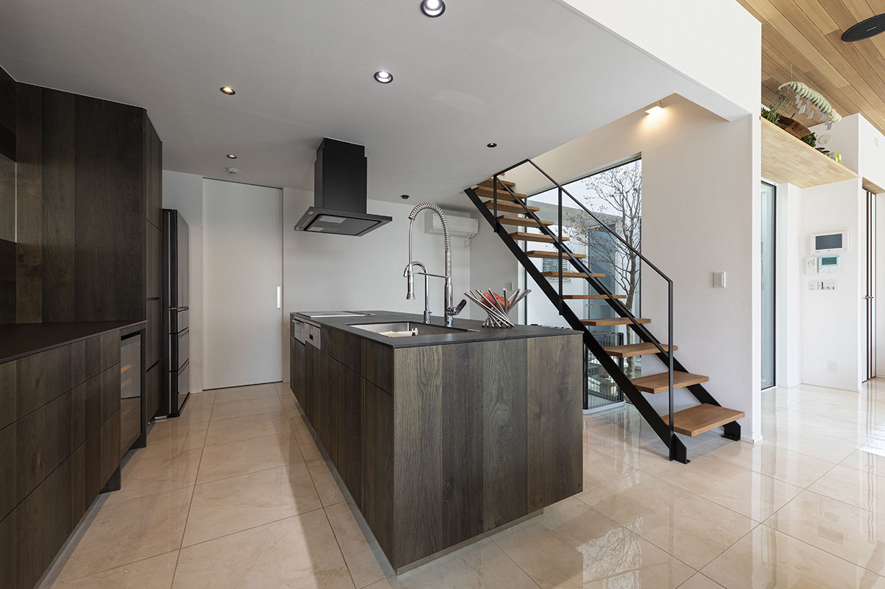 山下建設 【4000万円～／ビルトインガレージ／中庭／地下室／間取図有】ハイクラスホテルのような雰囲気を纏う住まいの建築実例画像2