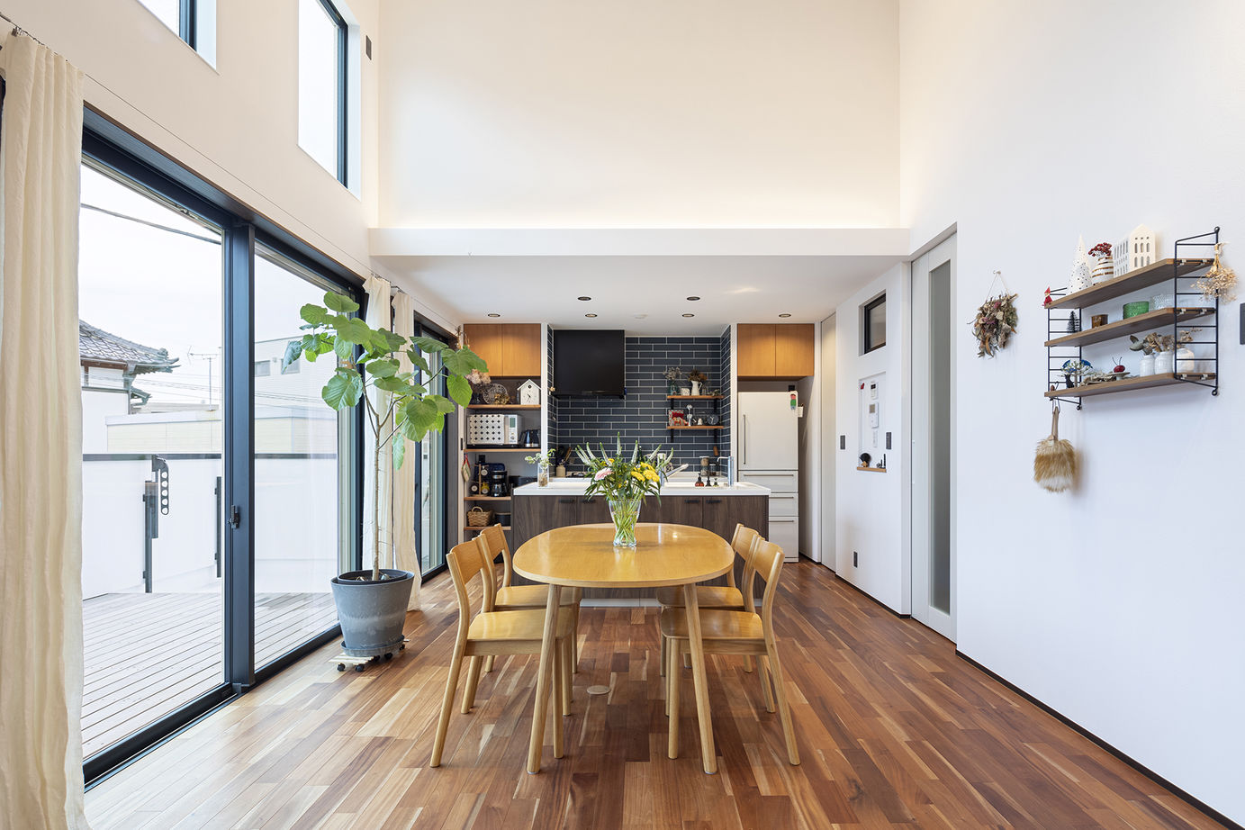 山下建設 【3000万円台／店舗併用／ビルトインガレージ／2階LDK】存在感のある白い建物が印象的な店舗併用住宅の建築実例画像2