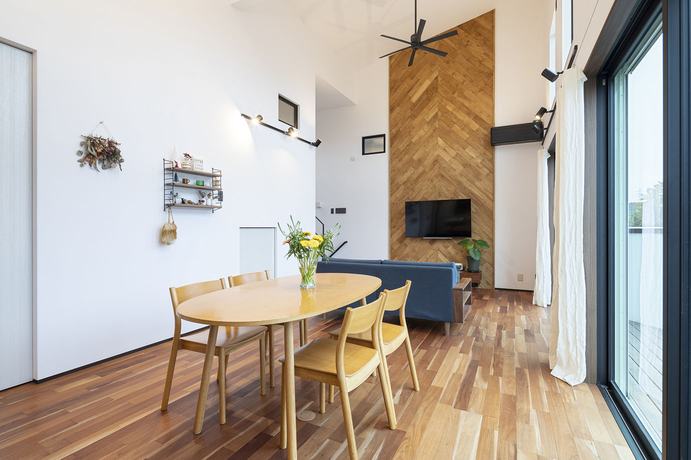 山下建設 【3000万円台／店舗併用／ビルトインガレージ／2階LDK】存在感のある白い建物が印象的な店舗併用住宅の建築実例画像4