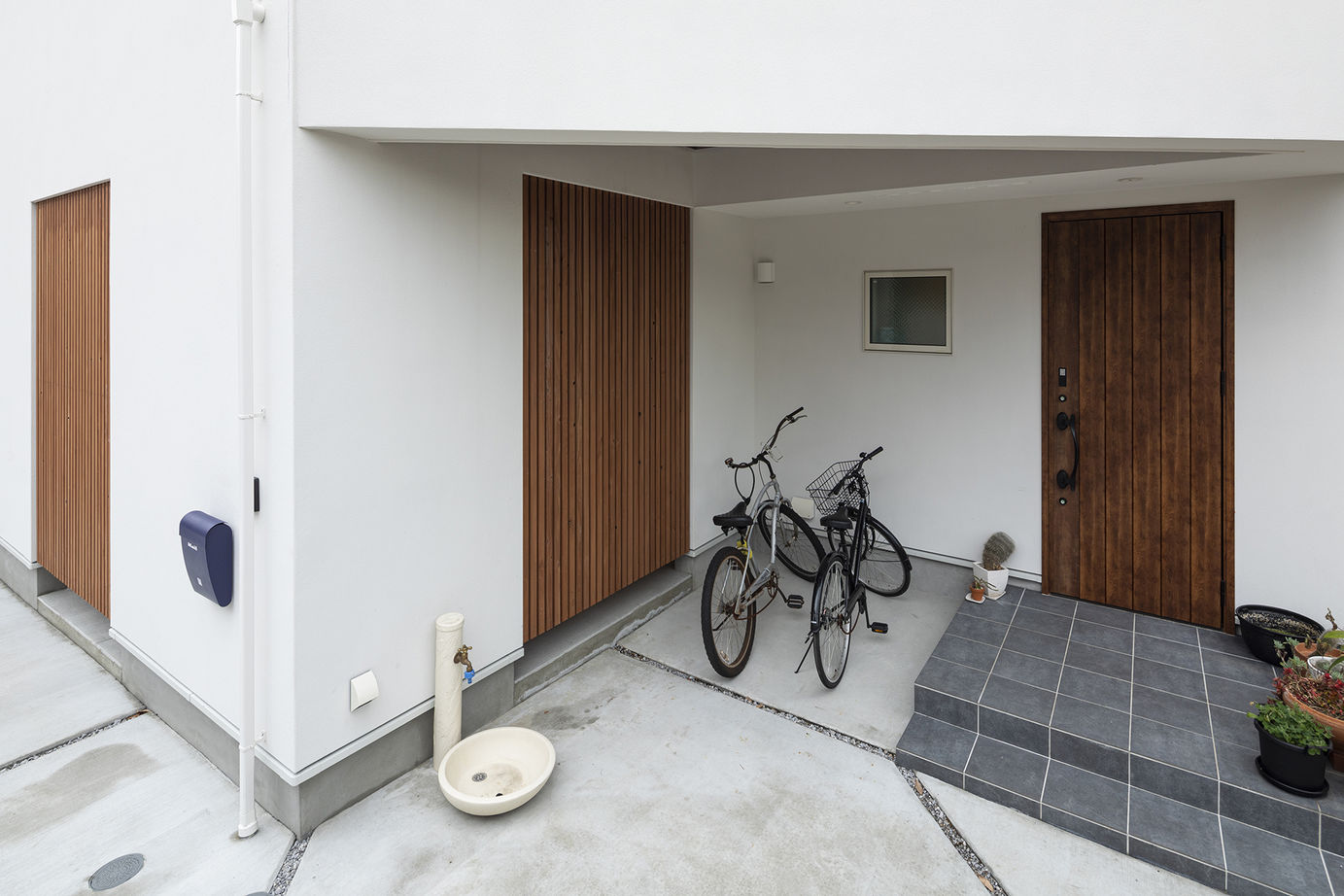 山下建設 【3000万円台／店舗併用／ビルトインガレージ／2階LDK】存在感のある白い建物が印象的な店舗併用住宅の建築実例画像8