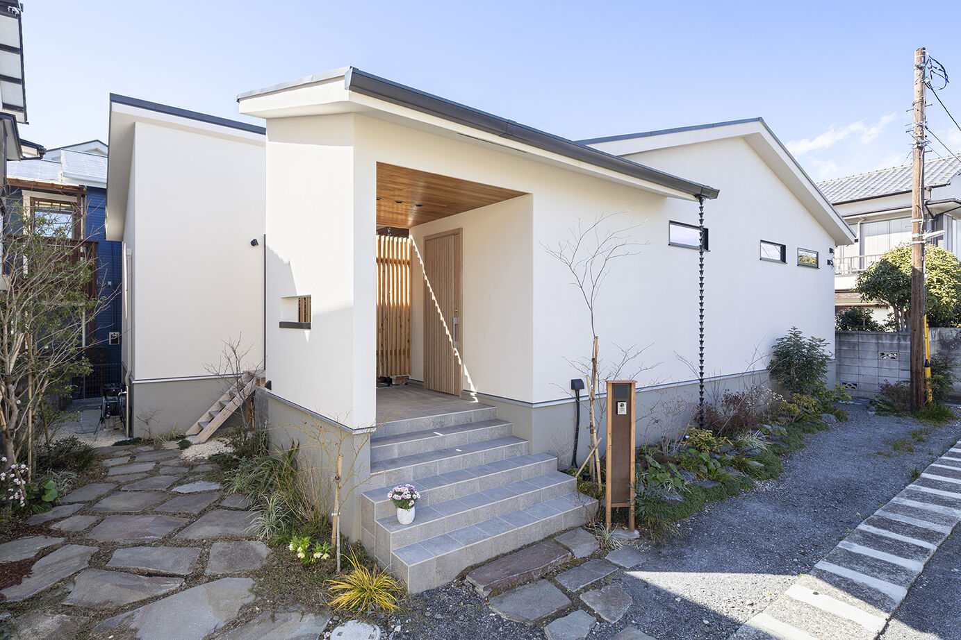 山下建設 【平屋／ウッドデッキ／間取図有】広く開放的なリビングと造形美溢れるウッドデッキを持つ、帰りたくなる家の建築実例画像2