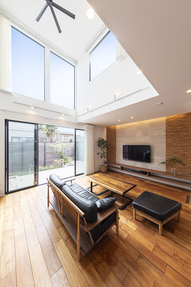 山下建設 【吹抜／ヌック／テラス／間取図】湘南の暮らしを満喫。シンプルモダンにアンティークな彩りを添えた住まいの建築実例画像4