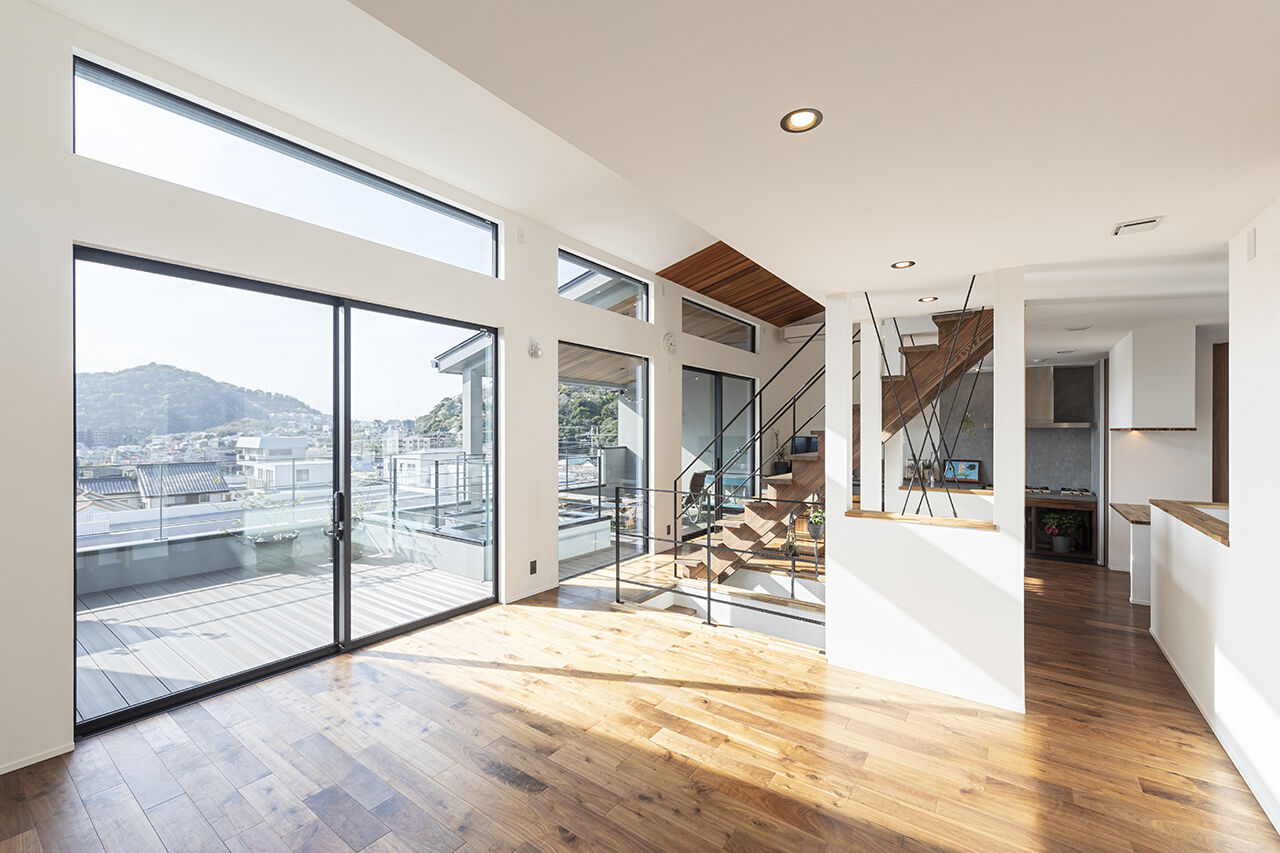 山下建設 【2階リビング／ビルトインガレージ／バルコニー／間取図】空と海を感じ、アウトドアリビングを楽しむ家の建築実例画像3