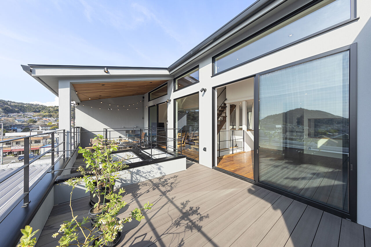 山下建設 【2階リビング／ビルトインガレージ／バルコニー／間取図】空と海を感じ、アウトドアリビングを楽しむ家の建築実例画像4