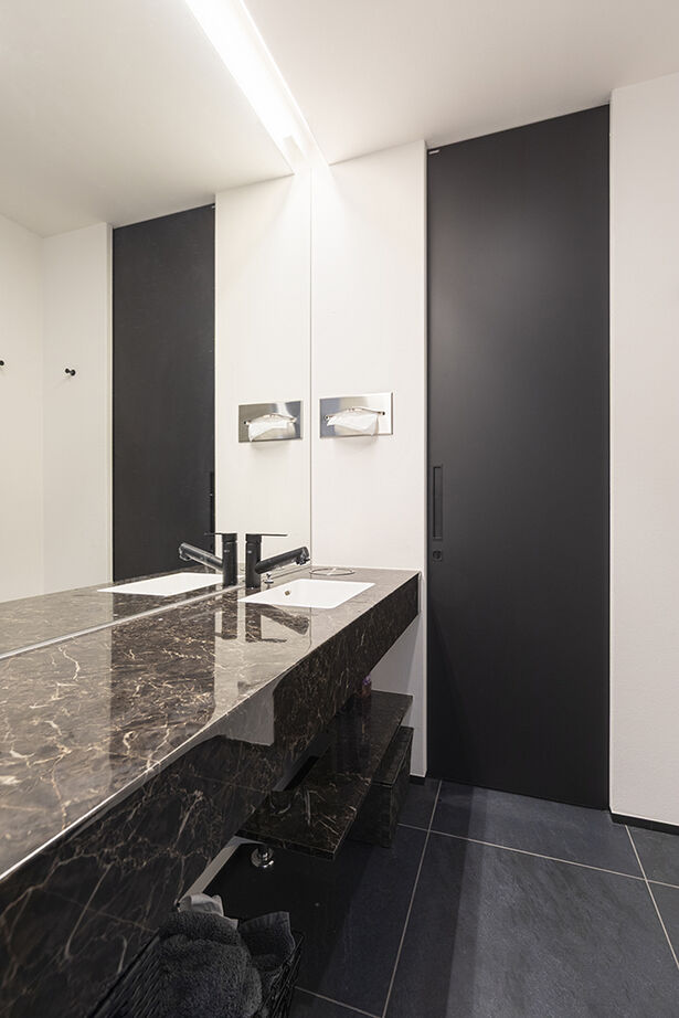 山下建設 【吹抜／ビルトインガレージ／間取図】湘南に建てた邸宅で、日本で過ごすひと時を優雅に、快適にの建築実例画像10