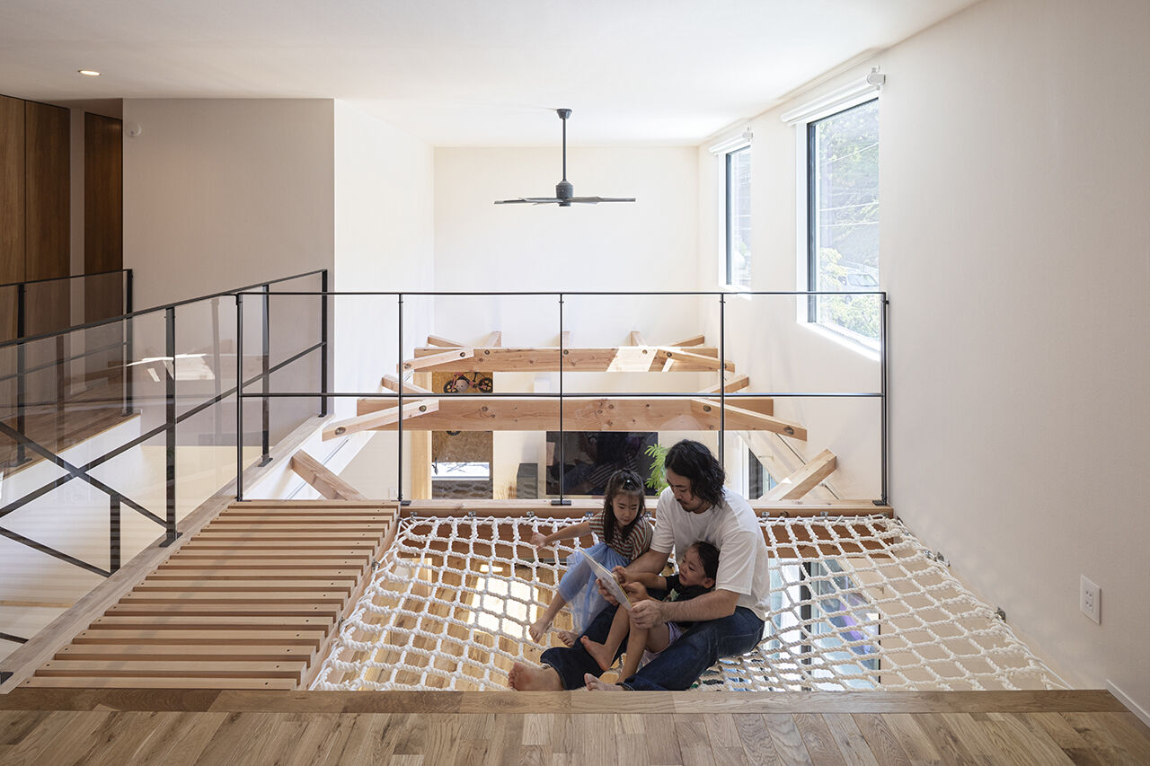 山下建設 【吹抜／収納充実／家事動線】吹き抜けのアスレチックネットや造作すべり台も！大人も子どもも集まる家の建築実例画像2