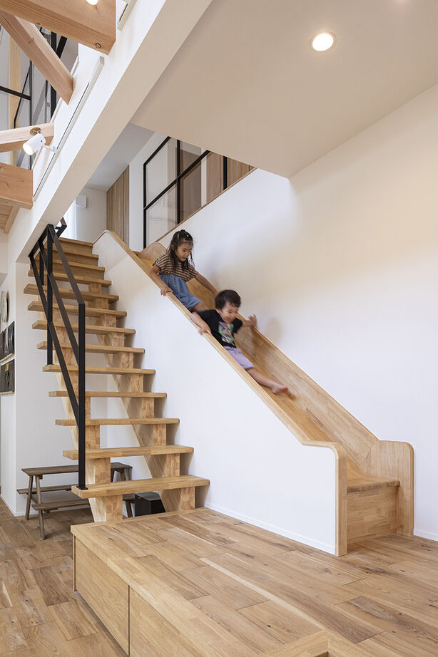 山下建設 【吹抜／収納充実／家事動線】吹き抜けのアスレチックネットや造作すべり台も！大人も子どもも集まる家の建築実例画像3