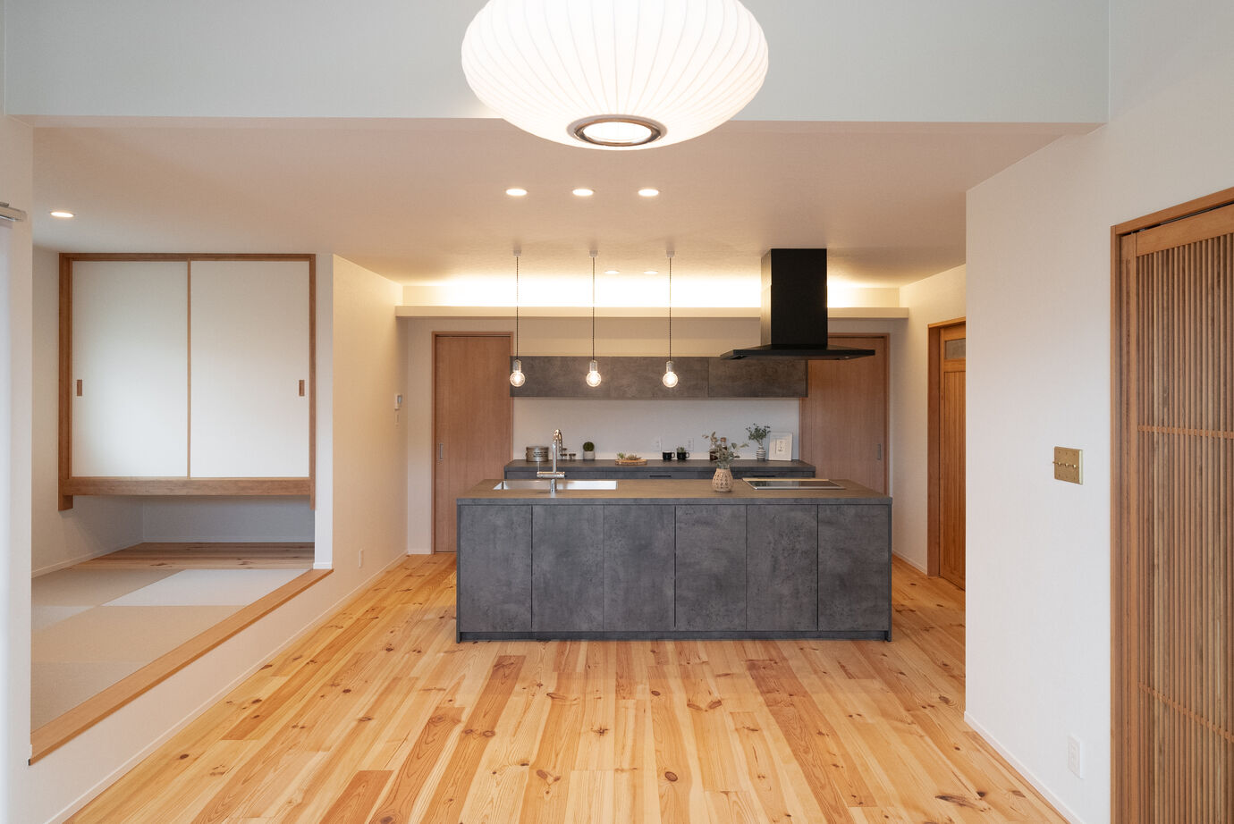 イワキ 【間取り図有/延床30坪/平屋】家事動線を意識した、木のぬくもりに包まれる平屋の建築実例画像2